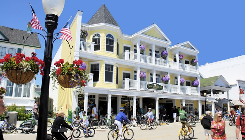 mainstreet inn street view of hotel on mackinac island